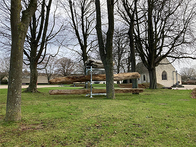 Témoins, bois fmottés et rack métallique, installation dans le Parc de sculptures du Musée des Beaux-arts de Caen, CLARA, 2021, dépôt permanent