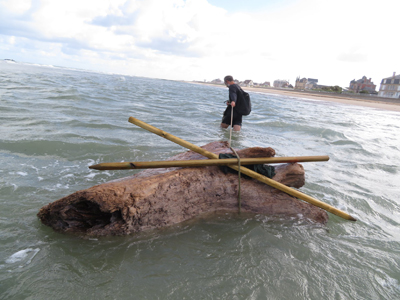 La procession des bois flottés, action CLARA à Arromanches, résidence en juin 2018