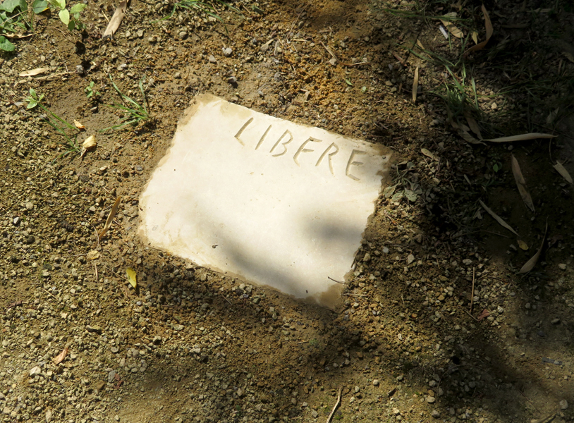 Libère, dalle de sol ancienne gravée, Emmanuel Aragon, exposition TOPOGRAPHIC.6 Vers de nouveaux soleils, Tarnos église des Forges, 2019