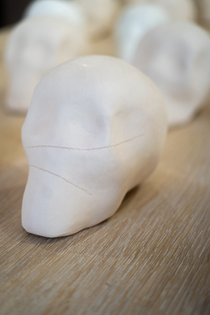 Visages, porcelaine bone china, Photographie Victor Charrier, vue de l'exposition Secrets au Musée Arts et figures des Pyrénées orientales, mai-juin 2025, Emmanuel Aragon