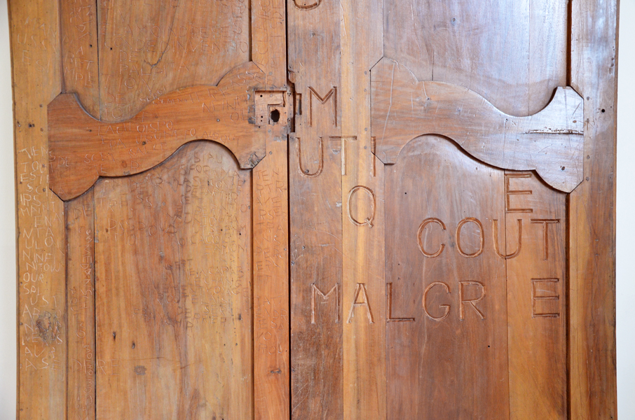 À la frange de la déception et de la fidélité, installation, porte d'armoire ancienne, texte gravé, Emmanuel Aragon, 2013