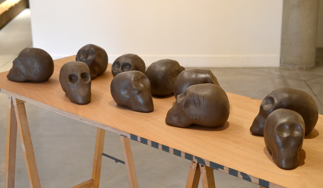 Emmanuel Aragon, Des visages, installation, terre cuite, 2015