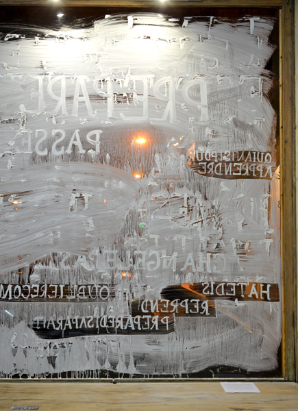 Frôle, installation in situ, blanc de Meudon sur vitrine, exposition pièce unique à rezdechaussée, Bordeaux, Emmanuel Aragon, 2013, Photographie Emmanuel Aragon