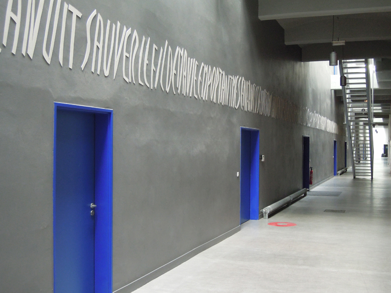 Je peux marcher toute la nuit, installation in situ dans la nef intérieure du hangar G2, Bordeaux, carton et adhésif, exposition organisée par l'a-urba, photo 1, 2013, Emmanuel ARAGON