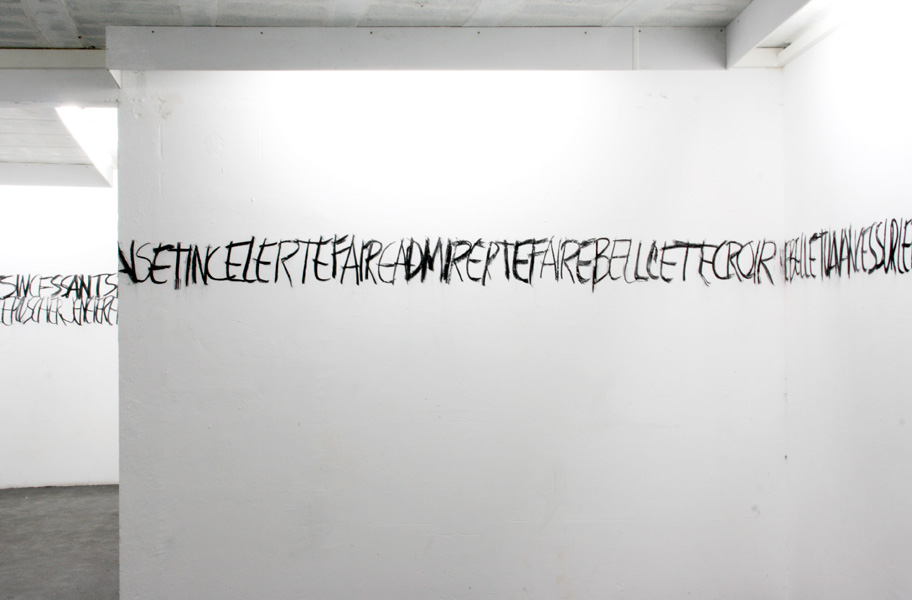 Précipite-toi, installation in situ, dessin mural, charbon sur mur, 0,5 x 61 m , exposition personnelle à l'espace29, Bordeaux, 2010, Emmanuel ARAGON