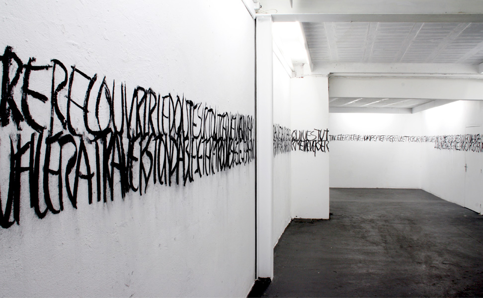 Précipite-toi, installation in situ, dessin mural, charbon sur mur, 0,5 x 61 m , exposition personnelle à l'espace29, Bordeaux, 2010, Emmanuel ARAGON
