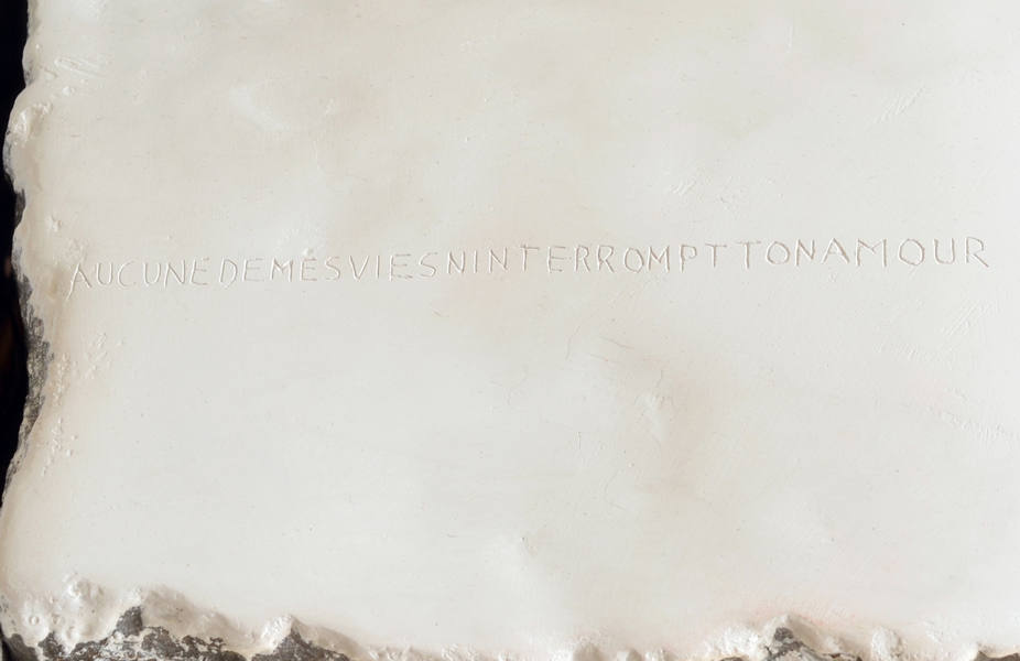 Emmanuel ARAGON, Protège (détail) installation, gravure sur marbre blanc et caséine, pavés de granit et chaise ancienne, 2016