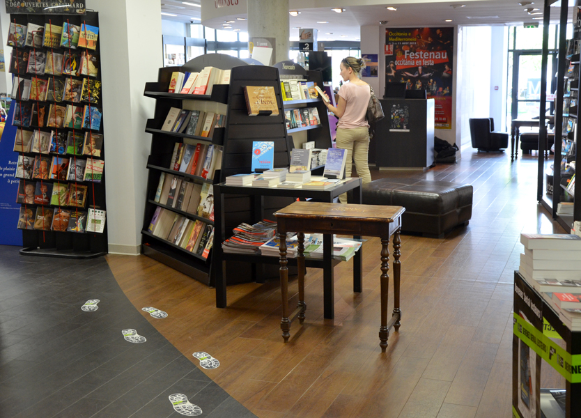 Tends entier à dire ce que tu veux, Emmanuel ARAGON, installation, tables anciennes gravées de textes, vues de l'exposition à la librairie Marbot, festival Expoésie 2013