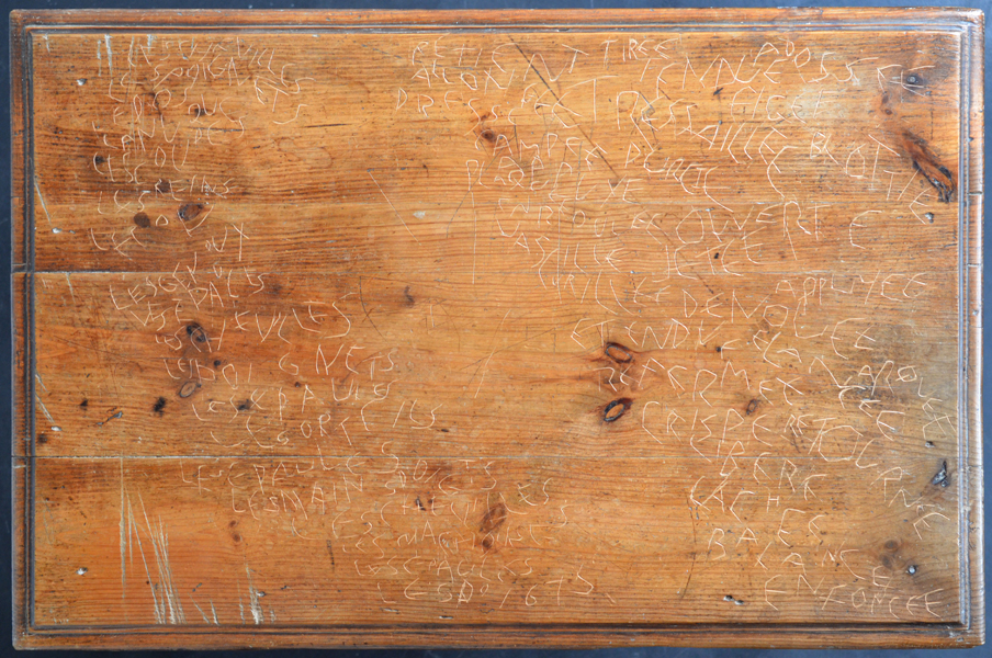 Tends entier à dire ce que tu veux, Emmanuel ARAGON, installation, tables anciennes gravées de textes, vue dans l'atelier, Fabrique POLA, Bègles, 2014