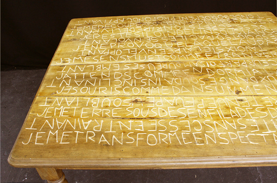 Tes sourires semblant, table gravée de textes, hêtre, installation, 2011, Emmanuel ARAGON, collection particulière, Bordeaux