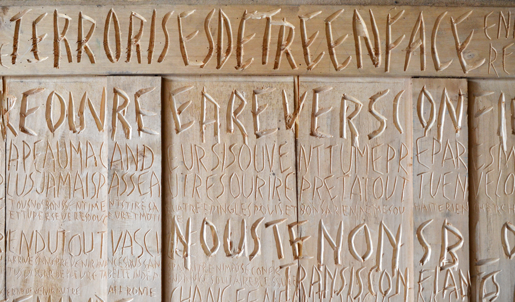 Armoire ancienne XIXès, texte gravé, installation, Emmanuel ARAGOn, 2014