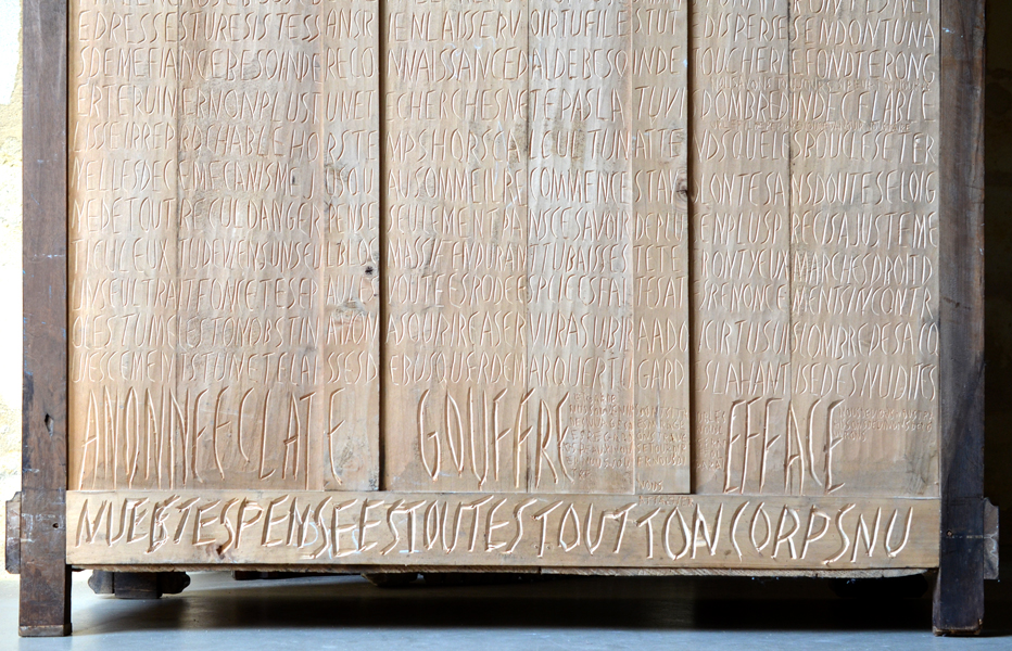 Emmanuel Aragon, 2014, installation, tu parles beaucoup trop, armoire ancienne gravée de textes