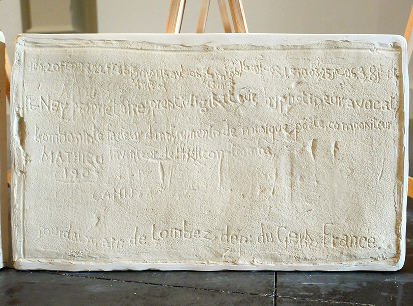 Emmanuel Aragon, moulage de pierres gravées sur un mur de la chapelle de la caoue, Saint-Gaudens (31), 2025