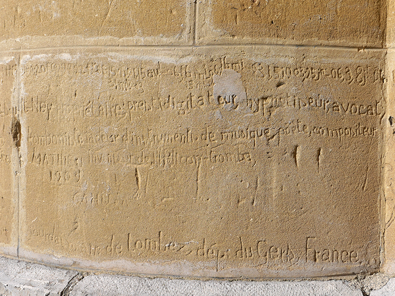 Pierre gravée, chapelle de la Caoue, Saint-Gaudens, photographie 2025