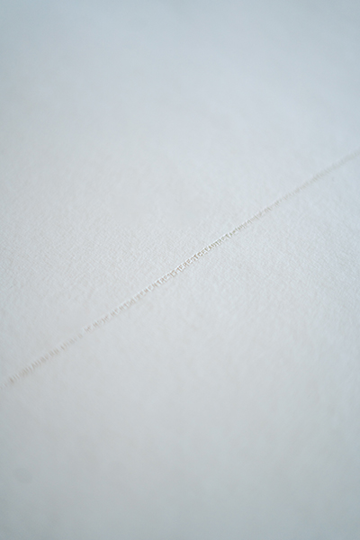 Le secret, gravure aux lettres à frapper sur papier chiffon, Emmanuel Aragon, 2025, photographie Victor Charrier, vue de l'exposition de fin de résidence à la Chapelle Saint-Jacques, CACIN Saint-Gaudens (31)
