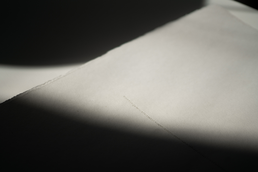 Le secret, Emmanuel Aragon, gravure sur papier chiffon 325g, photographie Victor Charrier, 2025