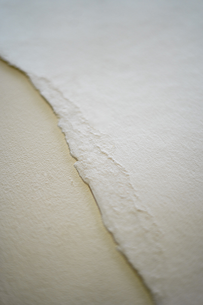 Le secret (détail), gravure sur pa^pier chiffon, Emmanuel Aragon, Photographie Victor Charrier, 2025