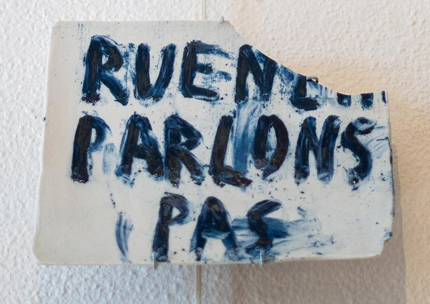 Peuples, porcelaine à la cendre d'os et bleu de cobalt, Emmanuel Aragon, 2025, Photo victor Charrier