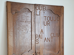 Installation A la frange de la déception et de la fidélité, Emmanuel Aragon, portes d'armoire ancienne gravées, 2013