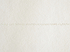 Le secret, gravure aux lettres à frapper, Emmanuel Aragon, vue d'exposition à Saint-Gaudens, médiathèque / chapelle Saint-Jacques CACIN, photographie Victor Charrier, 2025