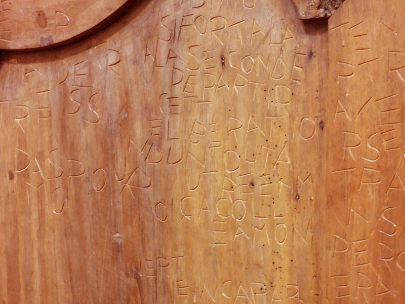 À la frange de la déception et de la fidélité, installation, porte d'armoire ancienne, texte gravé, Emmanuel Aragon, 2013