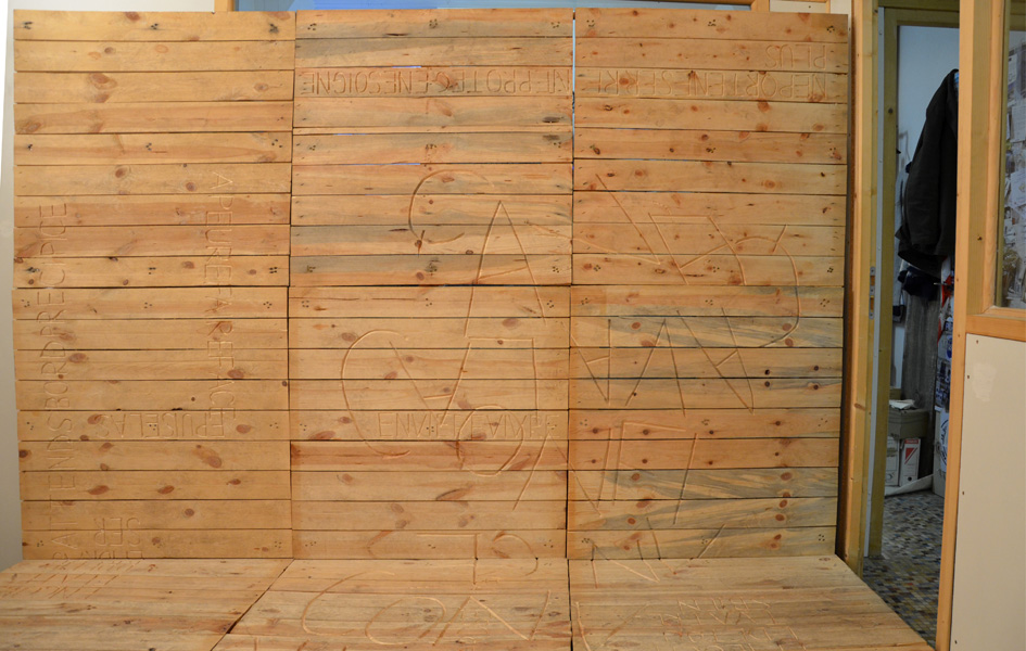Ça va, ça va, installation, 24 palettes de transport gravées de texte, vue de l'installation in situ lors de l'exposition Sous la tente, Bordeaux, mars 2012, Emmanuel ARAGON
