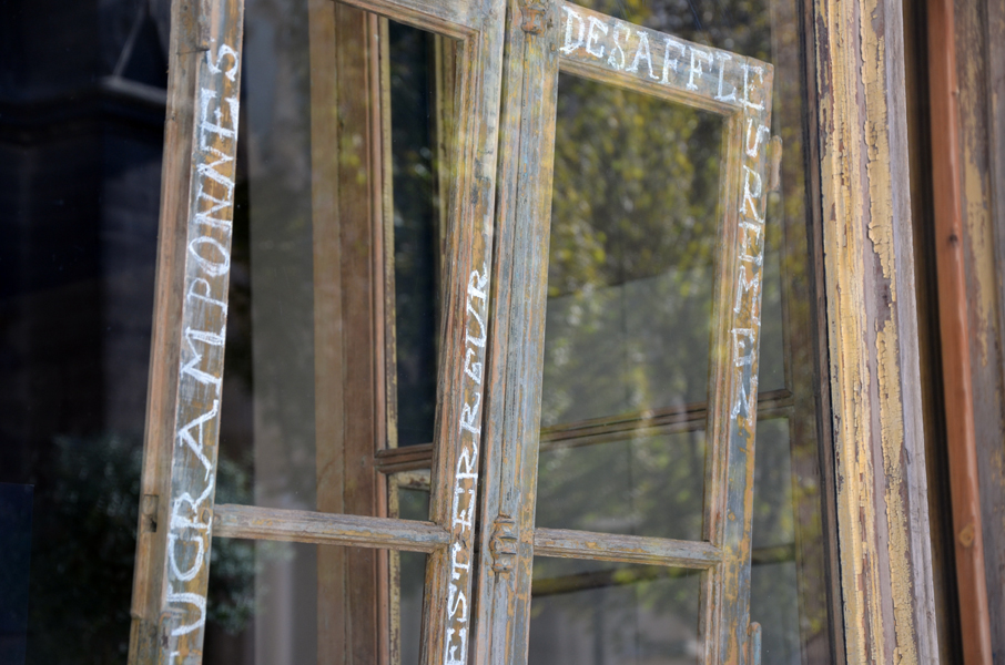 Desaffleurement, installation, craie sur battants de fenêtre, indice pour pièce unique #5 à rezdechaussée, Bordeaux. photographie et installation : Emmanuel Aragon, 2013