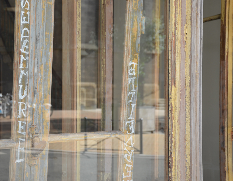 Desaffleurement, installation, craie sur battants de fenêtre, indice pour pièce unique #5 à rezdechaussée, Bordeaux. photographie et installation : Emmanuel Aragon, 2013