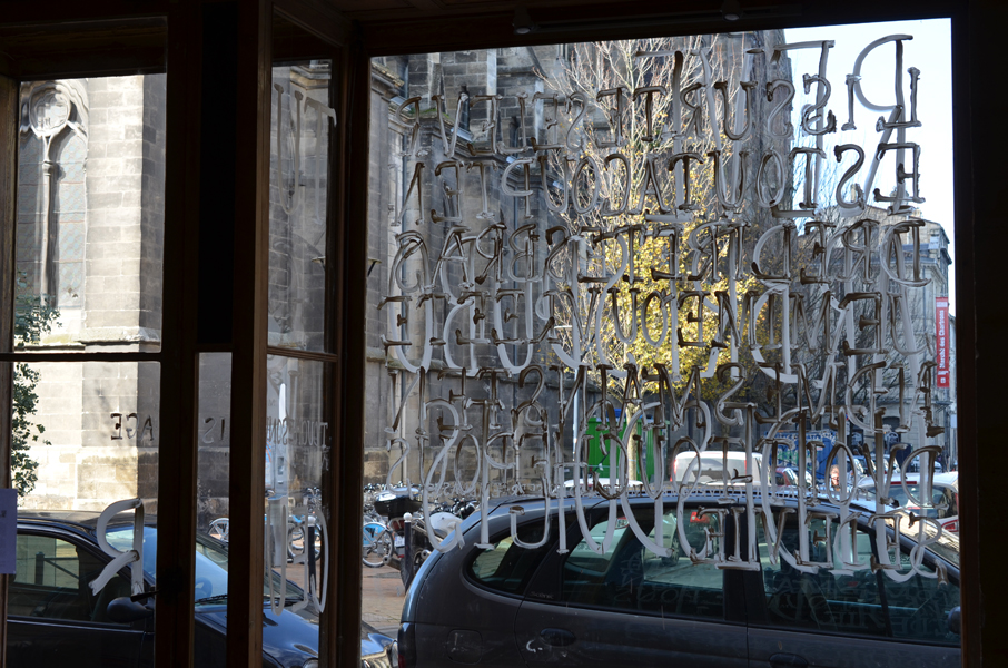 Frôle, installation in situ, blanc de Meudon sur vitrine, exposition pièce unique à rezdechaussée, Bordeaux, Emmanuel Aragon, 2013, Photographie Emmanuel Aragon