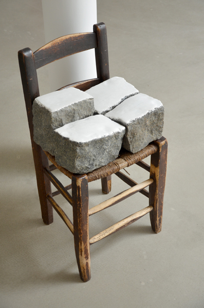protège, gravure sur caséine et marbre blanc, pavés de granit, chaise ancienne, Emmanuel ARAGON, 2016