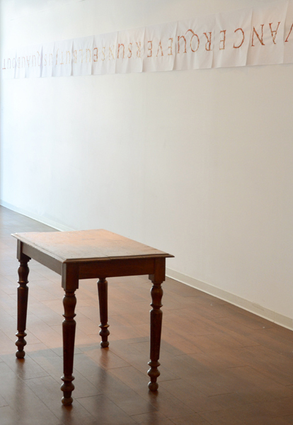 Tends entier à dire ce que tu veux, Emmanuel ARAGON, installation, tables anciennes gravées de textes, vues de l'exposition à la librairie Marbot, festival Expoésie 2013