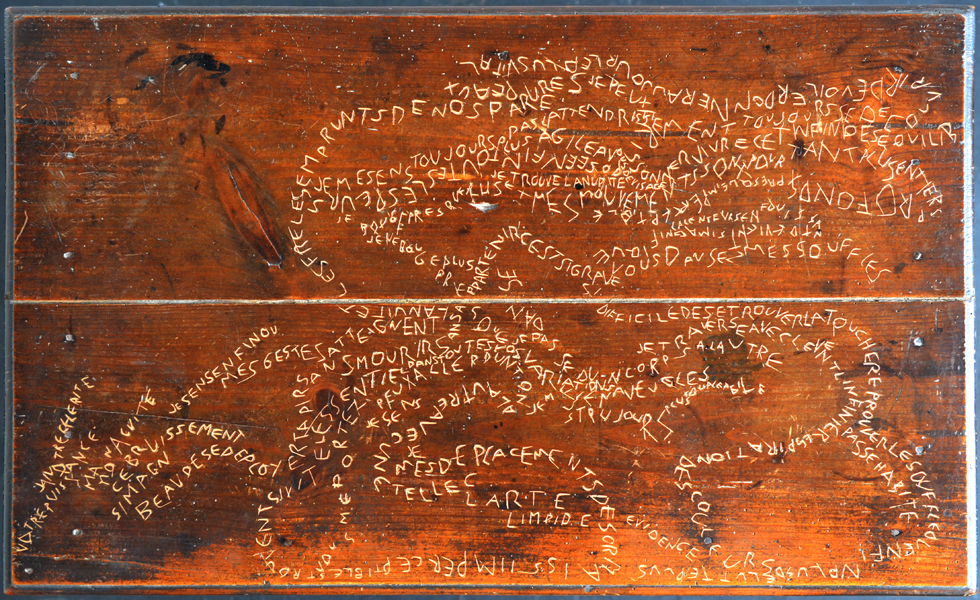 Tends entier à dire ce que tu veux, Emmanuel ARAGON, installation, tables anciennes gravées de textes, vue dans l'atelier, Fabrique POLA, Bègles, 2014