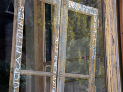 Emmanuel Aragon, installation, art conemporain, Indice dans la vitrine de Rezdechaussée, Bordeaux, 2014, craie sur fenêtre